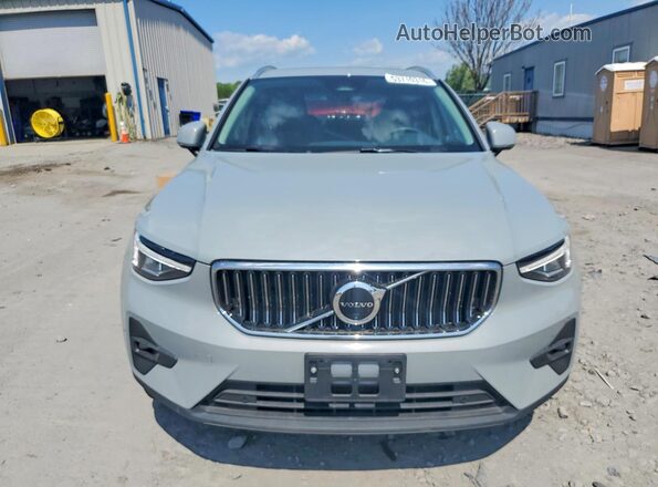 YV4L12UE7S2599978 2025 VOLVO XC40 Gray Widok z przodu
