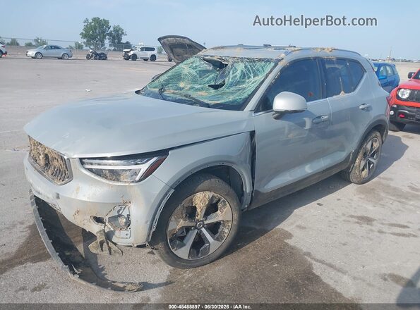 YV4L12UE8S2482054 2025 VOLVO XC40 Gray წინა მარცხენა ხედი სამი მეოთხედიდან