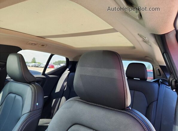 YV4L12UJ0S2578645 2025 VOLVO XC40 White Widok tylnych siedzeń
