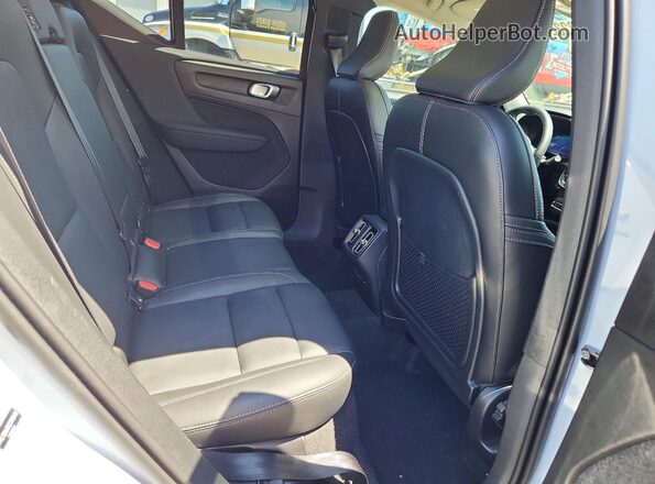 YV4L12UJ0S2578645 2025 VOLVO XC40 White Widok wnętrza z tyłu