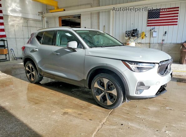 YV4L12UJ7S2465341 2025 VOLVO XC40 Gray Front right