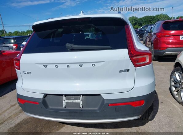 YV4L12UK0R2311735 2024 VOLVO XC40 White 
