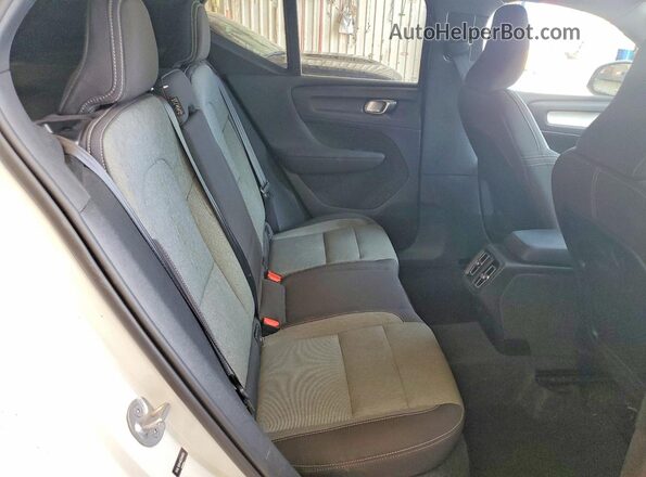 YV4L12UK4R2264855 2024 VOLVO XC40 White Вид задньої частини салону