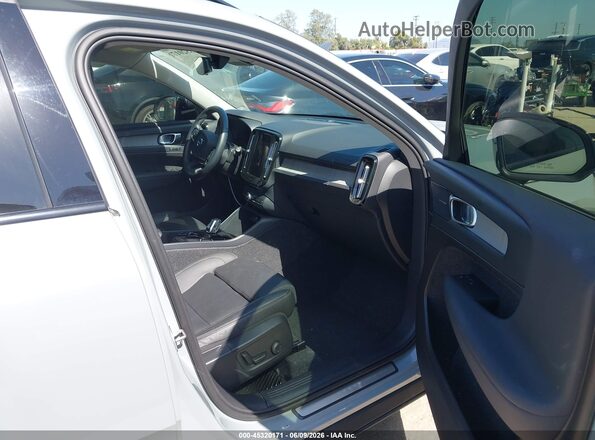 YV4L12UM8R2336240 2024 VOLVO XC40 Gray Front interior view