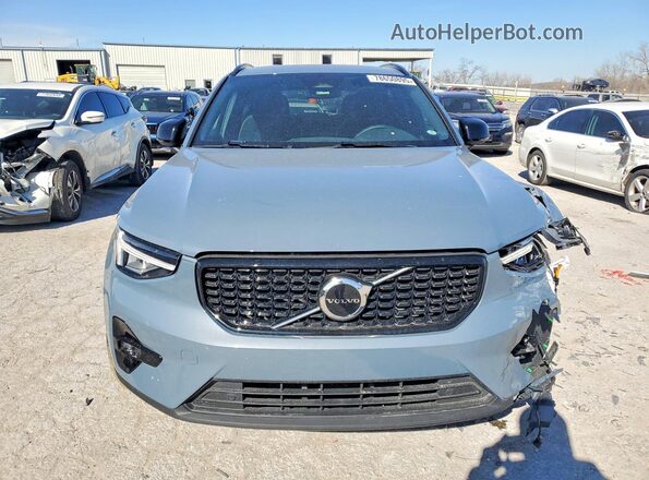 YV4L12UW1P2114069 2023 VOLVO XC40 Gray Widok z przodu