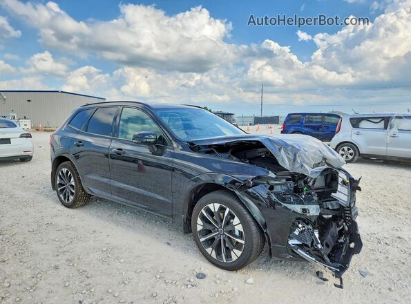 YV4M12RC4T1437065 2026 VOLVO XC60 Черный Передняя правая четверть