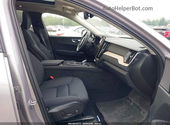 YV4M12RC5T1348749 2026 VOLVO XC60 Серебряный Вид салона спереди