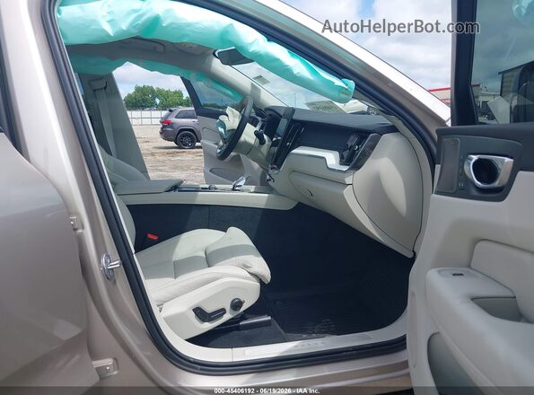 YV4M12RM2T1408298 2026 VOLVO XC60 Champagne Front interior view