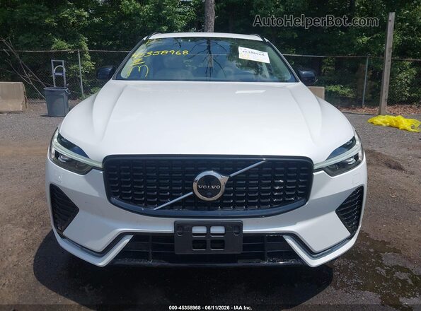 YV4M12RM8S1082229 2025 VOLVO XC60 White Սարքավորումների վահանակի տեսք
