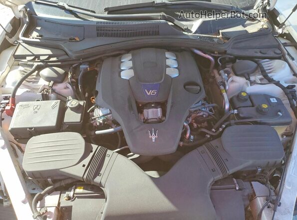 ZAM56RRA5H1229926 2017 MASERATI QUATTROPOR White Vista interior trasera