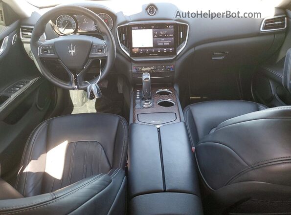 ZAM57YSM4N1388301 2022 MASERATI GHIBLI Silver Vista del salpicadero