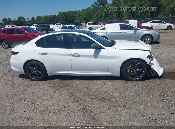 ZARFAECN9J7589477 2018 ALFA ROMEO GIULIA White Vista interior trasera