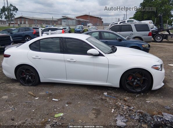 ZARFAECNXH7542257 2017 ALFA ROMEO GIULIA White Vista interior trasera