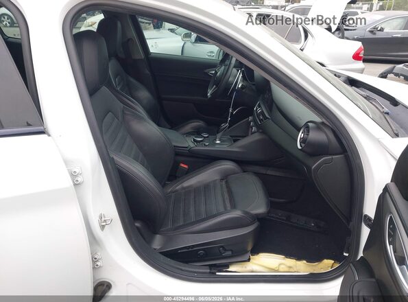 ZARFAMBN5K7605493 2019 ALFA ROMEO GIULIA White Front interior view