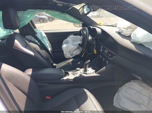 ZARFANBN0N7663733 2022 ALFA ROMEO GIULIA White Vista interior delantera