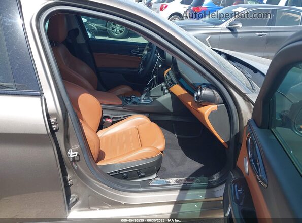 ZARFANBN8K7602867 2019 ALFA ROMEO GIULIA Brown Widok wnętrza z przodu