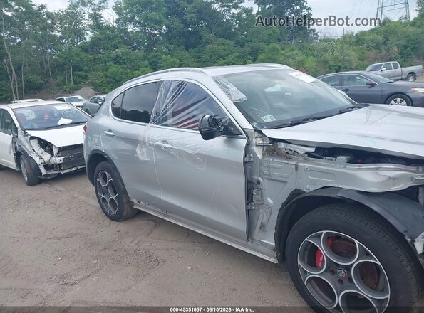 ZASFAKAN3J7B80779 2018 ALFA ROMEO STELVIO Серебряный Панорамный вид салона 360°