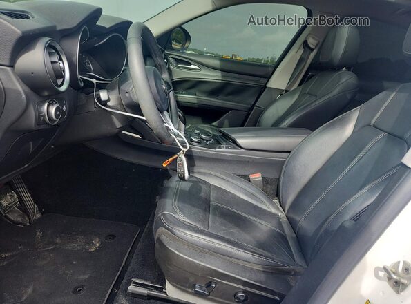ZASFAKAN7J7C00659 2018 ALFA ROMEO STELVIO White Widok wnętrza z przodu