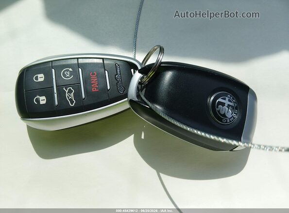 ZASFAKBN7J7B64373 2018 ALFA ROMEO STELVIO Красный Вид панели приборов