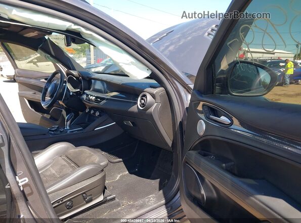 ZASFAKEV5J7C15476 2018 ALFA ROMEO STELVIO Gray Вид салону спереду
