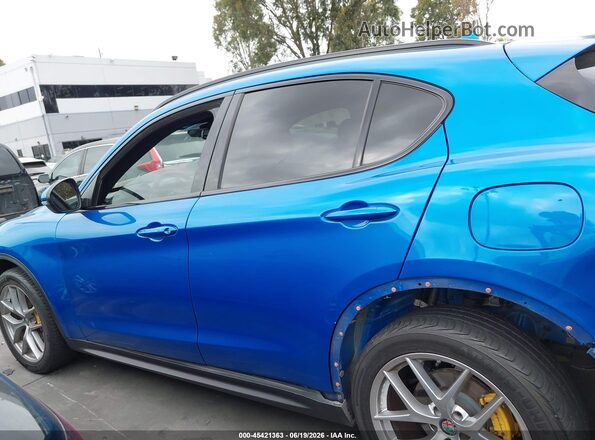 ZASFAKNN6J7B92922 2018 ALFA ROMEO STELVIO Blue 360 interior view