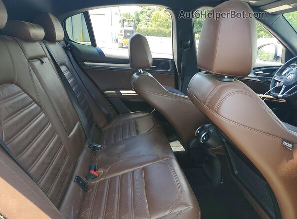 ZASFAKNN7J7B99636 2018 ALFA ROMEO STELVIO Silver Սալոնի հետևի տեսք