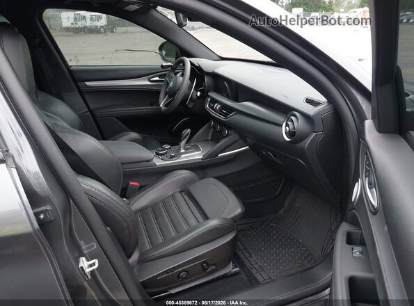 ZASFAKNNXJ7B98948 2018 ALFA ROMEO STELVIO Gray 