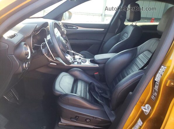 ZASPAKBN0P7D57882 2023 ALFA ROMEO STELVIO Золотой Вид салона спереди