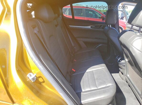 ZASPAKBN0P7D57882 2023 ALFA ROMEO STELVIO Золотой Вид задней части салона
