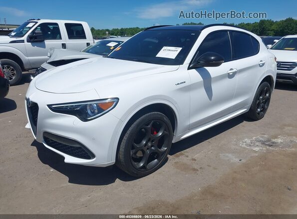 ZASPAKBN3P7D66298 2023 ALFA ROMEO STELVIO White წინა მარცხენა ხედი სამი მეოთხედიდან