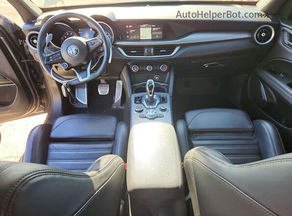 ZASPAKBN5M7D02601 2021 ALFA ROMEO STELVIO Gray Vista del salpicadero