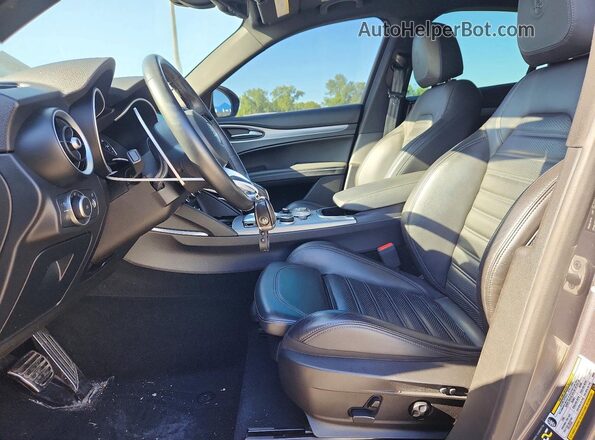 ZASPAKBN5M7D02601 2021 ALFA ROMEO STELVIO Gray Vista interior delantera