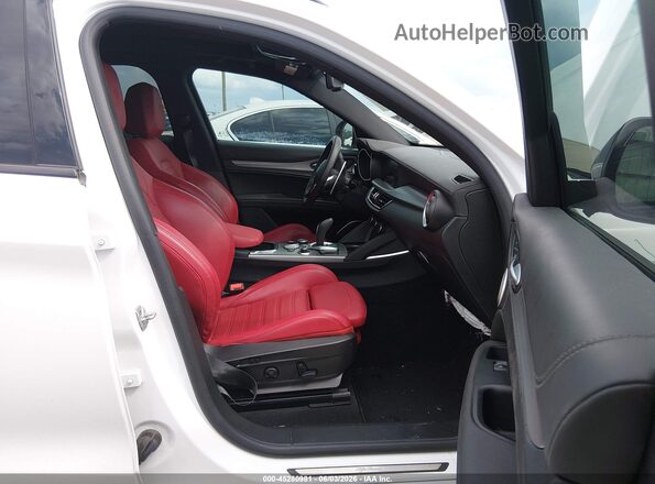 ZASPAKBN7P7D63517 2023 ALFA ROMEO STELVIO White Вид салону спереду