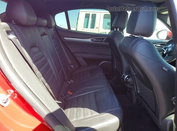 ZASPAKBN9K7C57711 2019 ALFA ROMEO STELVIO Red Widok wnętrza z tyłu