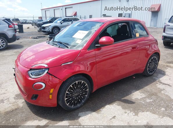 ZFAFFAA4XRX205739 2024 FIAT 500E Red Առջևի ձախ երեք քառորդ տեսարան
