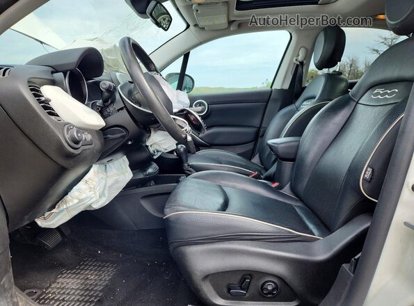 ZFBCFYDB2JP705982 2018 FIAT 500X White Front interior view