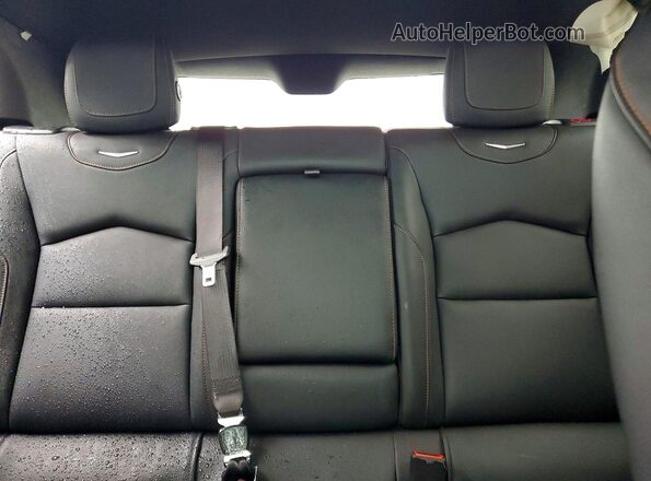 1GYFZER40KF199063 2019 CADILLAC XT4 Red Vista interior trasera