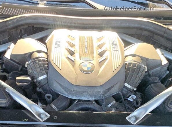 5UXCX6C02N9K13685 2022 BMW X7 Черный Вид салона спереди