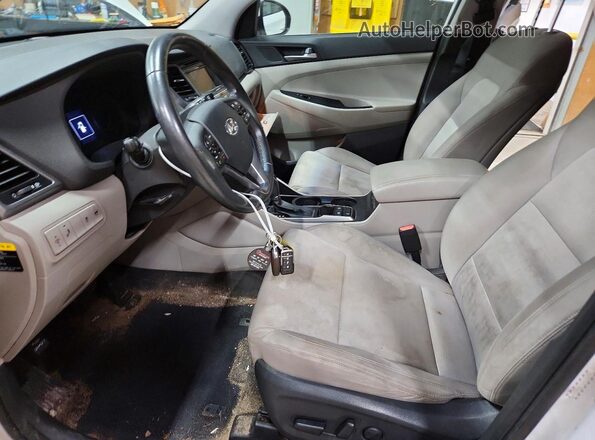 KM8J3CA22GU233597 2016 HYUNDAI TUCSON Белый Вид панели приборов