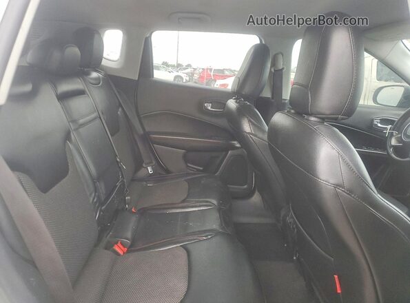 3C4NJDDB6JT451332 2018 JEEP COMPASS White Rear interior view