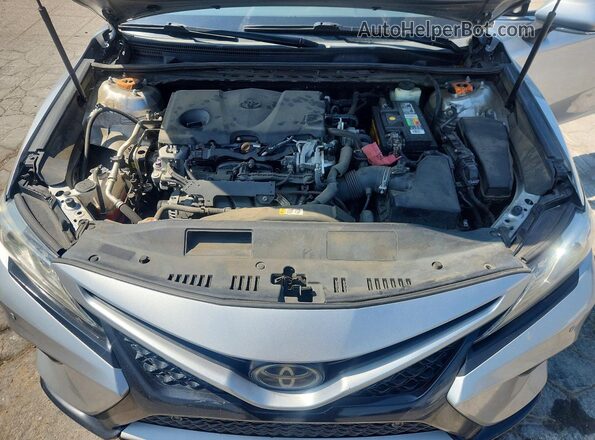 4T1B61HK8JU067129 2018 TOYOTA CAMRY Silver ძრავის განყოფილების ხედი