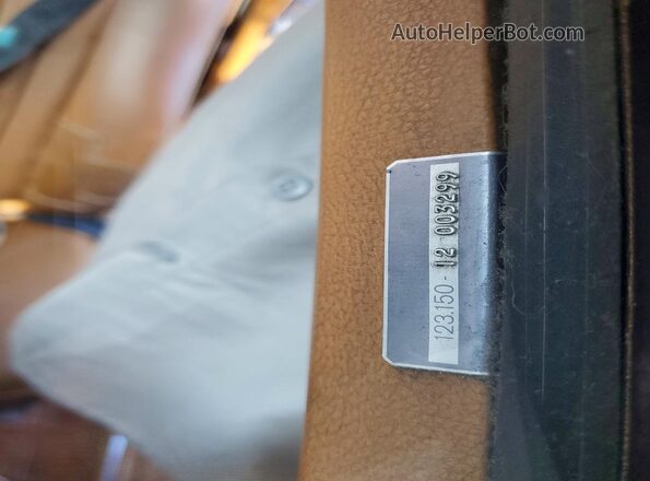 12315012003299 1979 MERCEDES-BENZ 300 Beige Вид підкапотного простору
