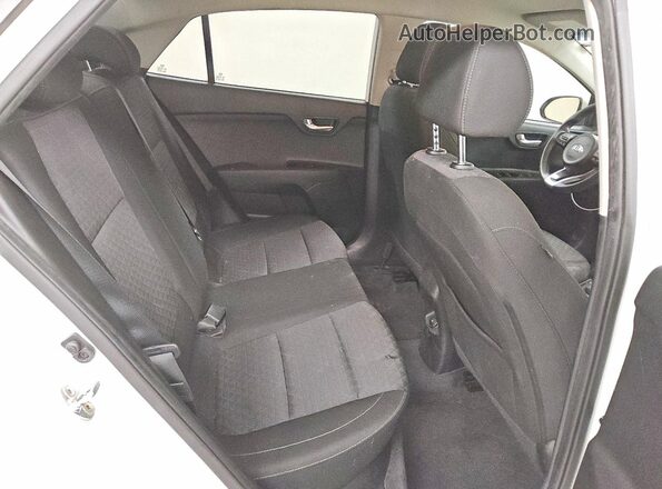 3KPA24AB5KE187963 2019 KIA RIO White Widok tylnych siedzeń