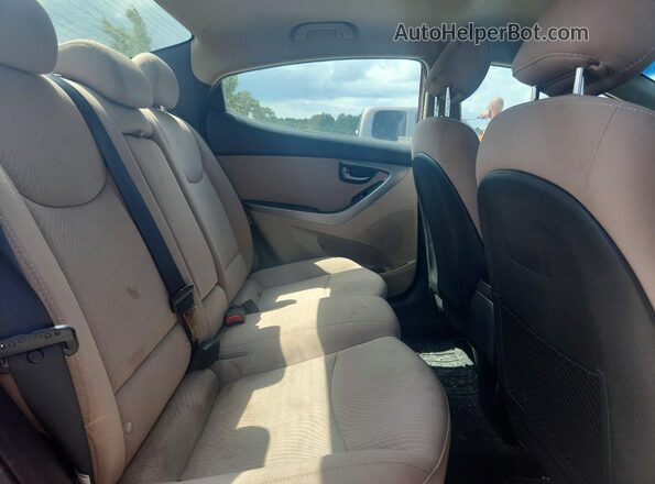 5NPDH4AE8GH785828 2016 HYUNDAI ELANTRA Red Widok wnętrza z tyłu