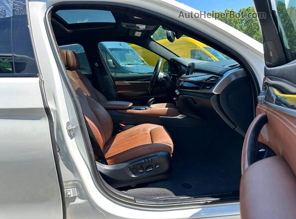 5UXKU6C59J0W38979 2018 BMW X6 White Front interior view