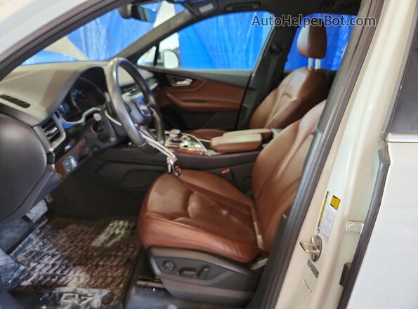 WA1LAAF76JD027261 2018 AUDI Q7 White Front interior view
