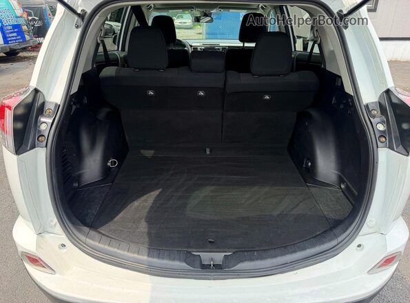 2T3WFREV2JW447380 2018 TOYOTA RAV4 White Widok tylnych siedzeń