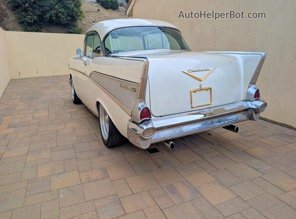 VC57K102611 1957 CHEVROLET BEL White Передня права чверть