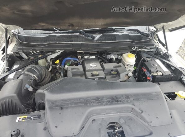 3C63RRJL8KG624182 2019 RAM 3500 White Vista del compartimento del motor
