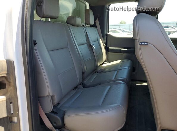 1FTFX1E52JKE45376 2018 FORD F150 White Widok wnętrza z tyłu